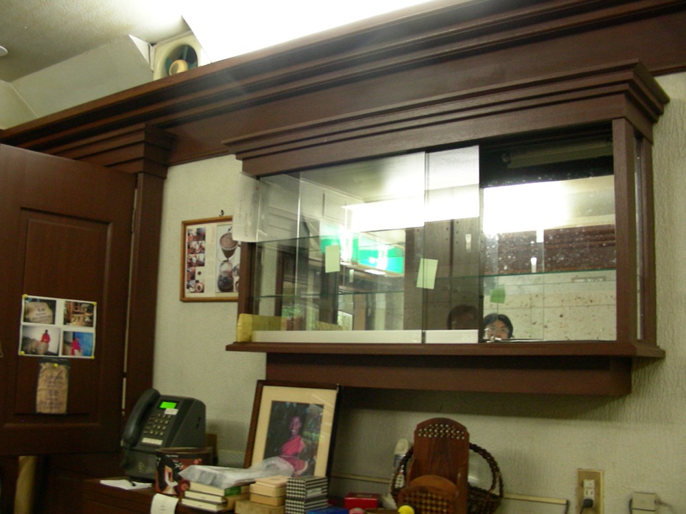 もかの店内に飾られていた写真や額(2009年6月の内見時)