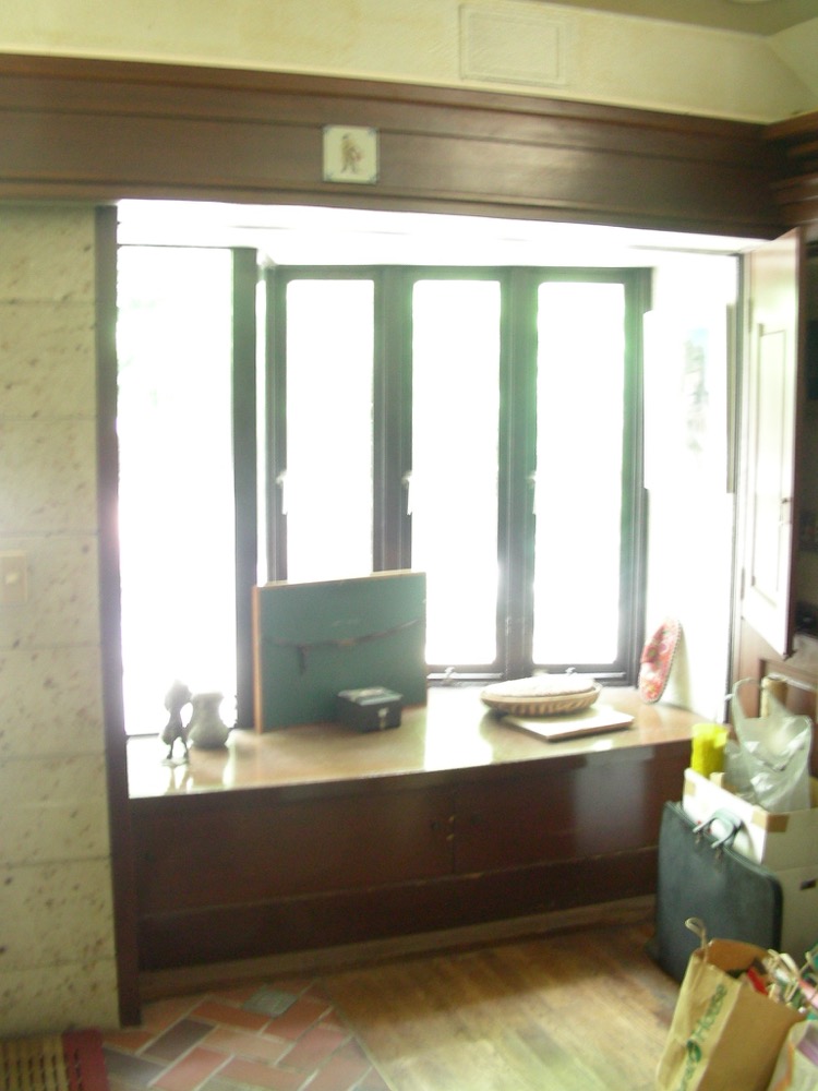 窓辺の飾り棚(2009年6月の内見時)