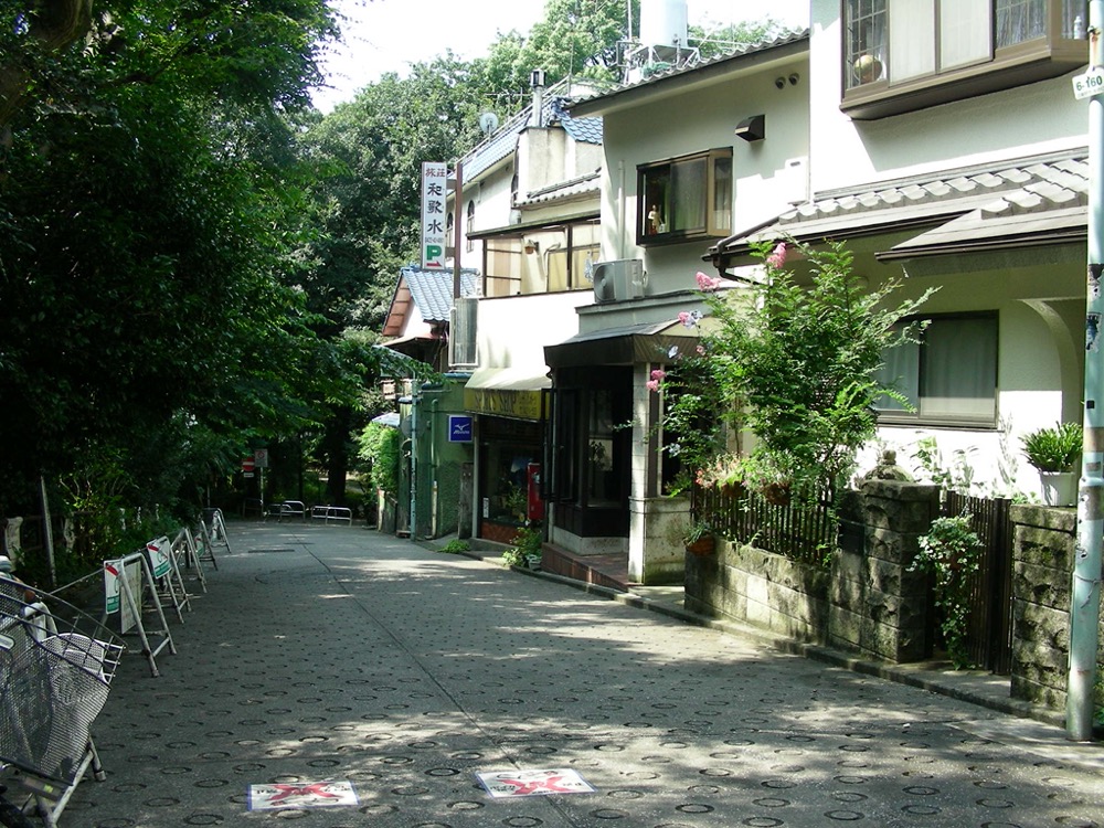 お店の前の坂道(2009年8月)