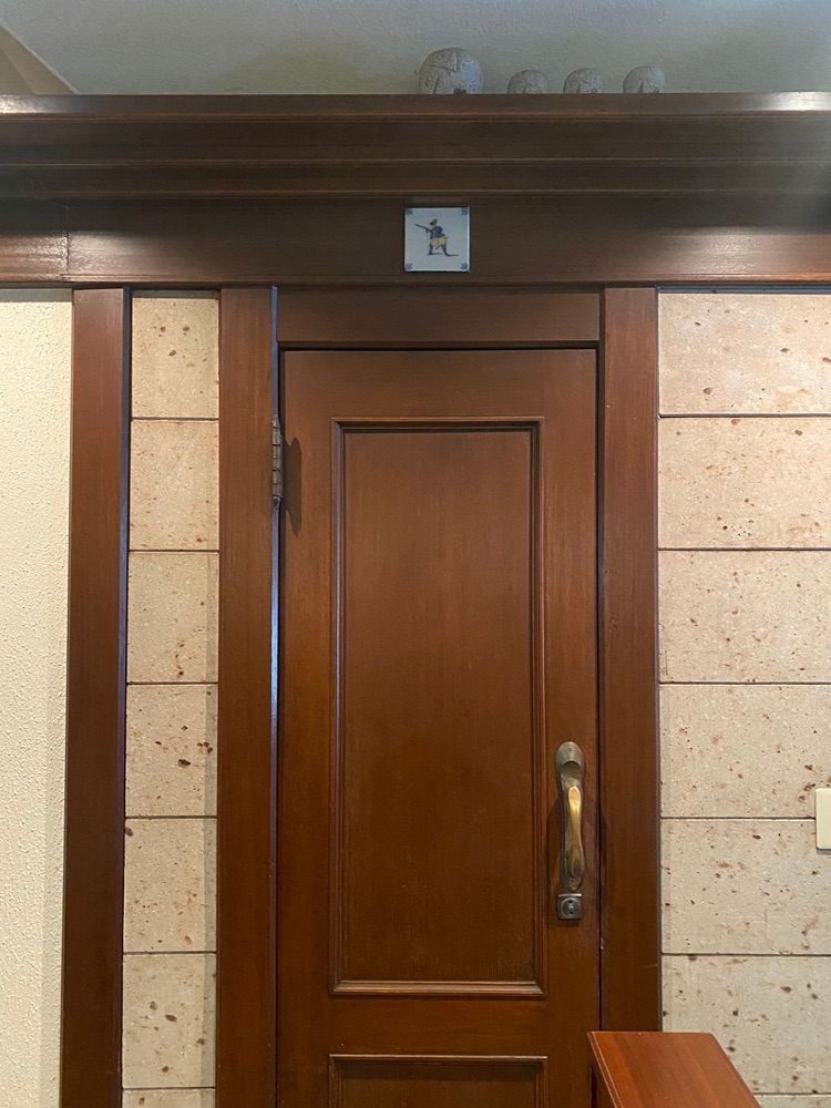 お手洗いの扉の上のタイル